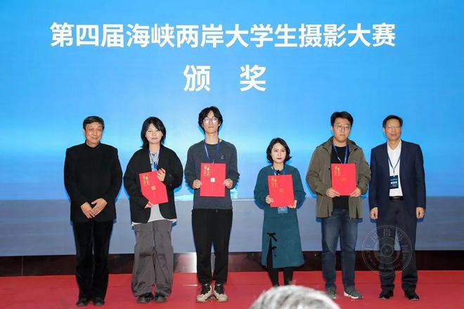 弘扬摄影中华文化交流会暨第三届海峡两岸影像CQ9电子 CQ9传奇电子文化周颁奖活动在杭州举行(图13)