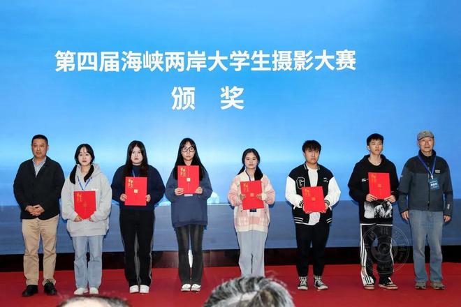 弘扬摄影中华文化交流会暨第三届海峡两岸影像CQ9电子 CQ9传奇电子文化周颁奖活动在杭州举行(图14)