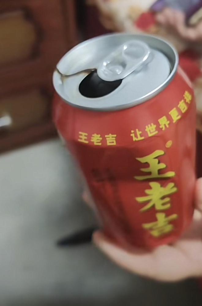 CQ9电子 CQ9传奇电子王老吉里倒出黑褐色果冻状粘稠物？回应：或因运输碰撞导致霉变(图2)