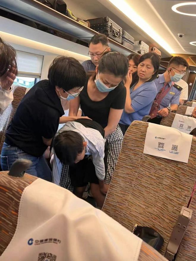 CQ9电子 CQ9传奇电子孩子误吸果冻致窒息高铁上番禺医生“紧急集合”组团救人(图1)