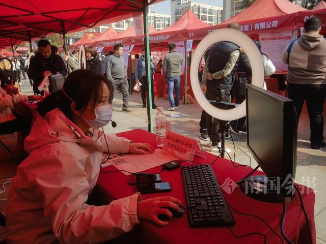 CQ9电子 CQ9传奇电子人山人海！柳州这场招聘会比赶集还热闹(图2)