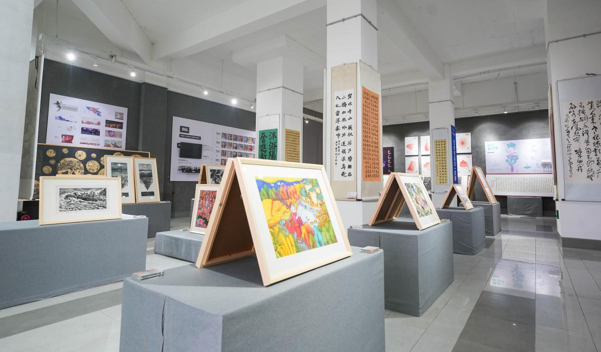 内蒙古自治区第七届大学生艺术展演暨CQ9电子 CQ9传奇电子中小学专项艺术展演正式开幕(图3)