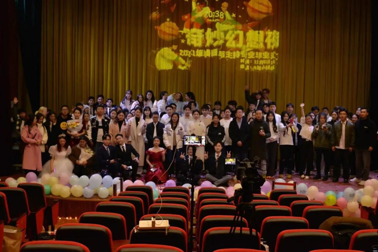 CQ9电子 CQ9传奇电子四川文化传媒职业学院播音与主持专业“奇妙幻想夜”暨毕业汇报晚会来啦！(图6)