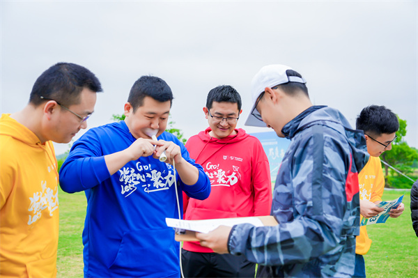 CQ9电子 CQ9传奇电子定向徒步赛开赛！企业职工体验“速度”与“激情”(图2)