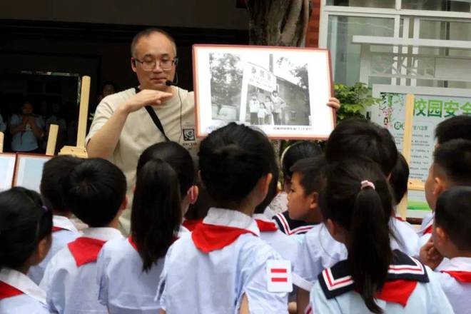 【文化传播】方志文化大讲堂走进成都市李家沱实验小学CQ9电子 CQ9传奇电子(图2)